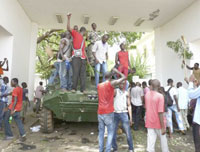 Mali / La transition commence mal,Le président agressé dans son bureau