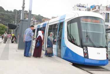 A bord du tramway d’Alger, beaucoup d’enthousiasme mais quelques regrets