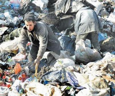 Les habitants d’Ouled Fayet sortent dans la rue pour exiger la fermeture de la décharge