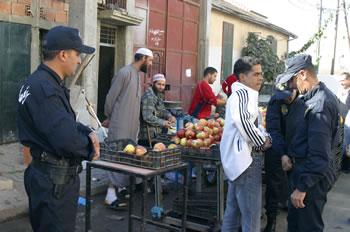 L&rsquo;ÉTAT DE PLUS EN PLUS COMPLAISANT AVEC LES VENDEURS À LA SAUVETTE Quand l&rsquo;informel devient… formel