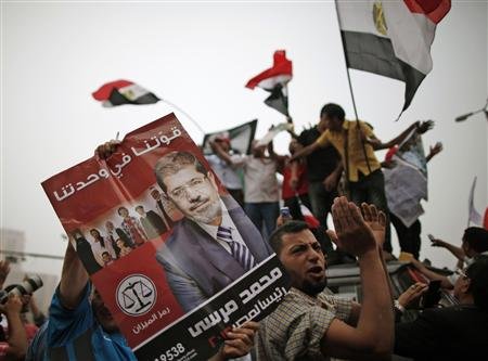 Morsi donné gagnant en Egypte, le pouvoir législatif à l&rsquo;armée