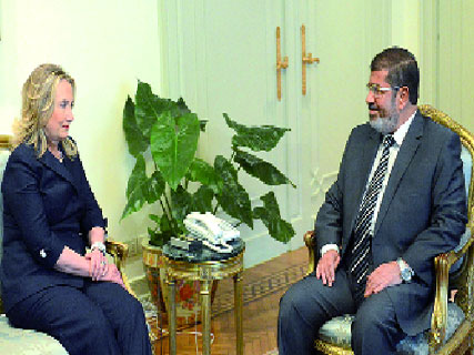 Alors que le bras de fer se poursuit entre le nouveau président et les militaires ,Clinton rencontre Morsi au Caire