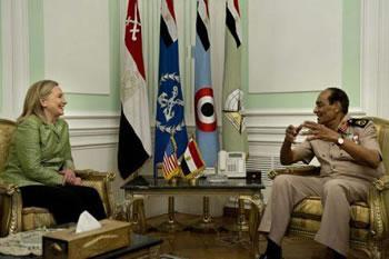 Après avoir été reçue par le président Morsi,Clinton rencontre les généraux égyptiens
