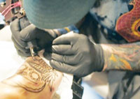 Arabie saoudite : prison et fouet pour «le roi du tatouage»