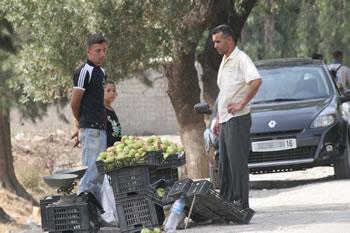 Baignades dans les barrages,jet d&rsquo;eau,commerce informel et travail dans les chantiers,Les vacances du pauvre