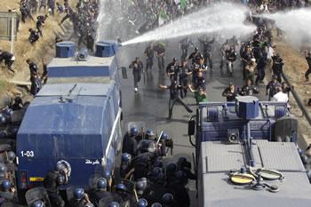 De violents affrontements les ont opposés hier à la police aux portes d&rsquo;Alger,20.000 gardes communaux exigent: «On veut nos droits!»