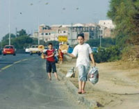 Ils proposent leurs produits sur les plages, stations de bus et autoroutes ,Ces enfants condamnés à un été d’enfer