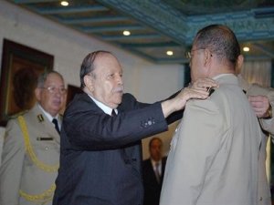 Le président Bouteflika préside une cérémonie de remise de grades à des officiers supérieurs de l’ANP