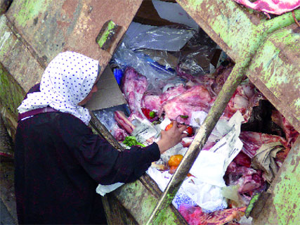 Quand le gaspillage des uns profite aux familles démunies ,Les enfants et les poubelles du Ramadhan