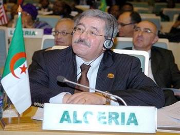 Réformes politiques en Algérie,Ouyahia défend le processus à Addis-Abeba