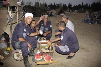 Une nuit de Ramadhan avec les gardes communaux,Des hommes toujours debout