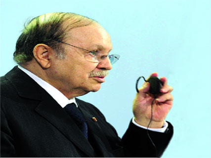 Absence du président de la scène, paralysie des institutions et colère des citoyens,Le black-out politique