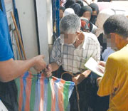 Distribution du couffin du ramadan ,La grande pagaille