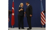 En Turquie, Clinton évoque une zone d&rsquo;exclusion aérienne en Syrie
