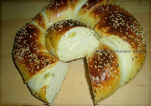 Pain brioché au fromage et aux olives