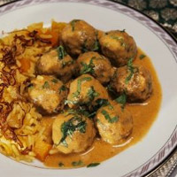 Boulettes de poulet dans une sauce au cari.