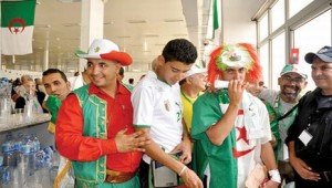 Des supporters algériens réclament l’ouverture des frontières avec le Maroc