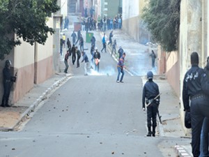 Emeute à Mostaganem : Un citoyen s’immole, un officier de police brûlé