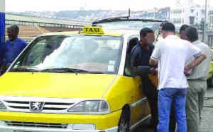 ILS DÉNONCENT L’ANARCHIE QUI RÈGNE ET LA PROLIFÉRATION ,DES FRAUDEURS Les taxis à l’arrêt à Constantine