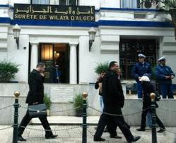 OPÉRATION POLICIÈRE NOCTURNE CONTRE DES GANGS À BARAKI Sabres, couteaux et cocktails Molotov saisis