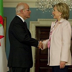 Clinton à Alger pour discuter de l’intervention au Mali