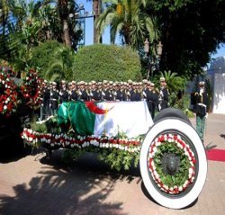 Le cortège funèbre de l’ancien président Chadli Bendjedid au cimetière d’El Alia