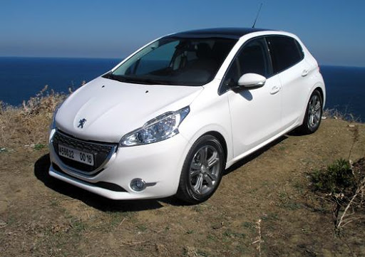Les Algériens fous de la Peugeot 208