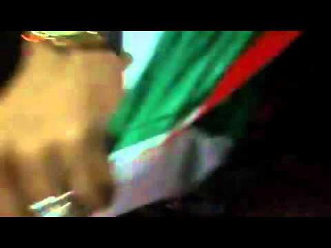 N’ayant pas accepté la défaite face aux verts, des hooligans libyens brûlent le drapeau Algérien