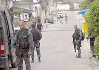 Rio : la police entre dans deux des favelas les plus violentes
