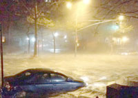 USA : Sandy fait au moins 13 morts, New York plongé dans le noir et inondé