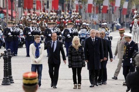 11 novembre: Hollande rend hommage « à tous les morts pour la France »