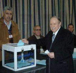 Le président Bouteflika accomplit son devoir électoral