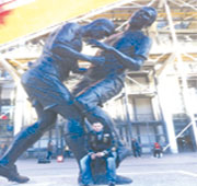 Materazzi pose devant la statue du coup de tête de Zidane