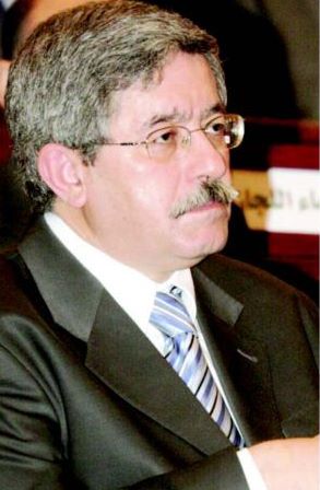 Ouyahia regrette la réalisation de logements par des étrangers !