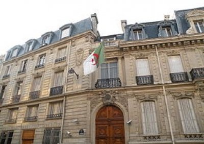 Sit-in d&rsquo;Algériens à Paris contre le gaspillage de l’argent public