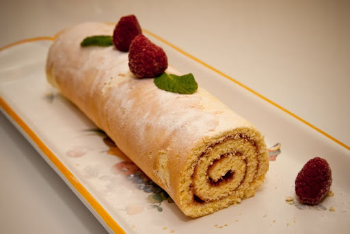 Gâteau roulé à la confiture de framboise ou au nutella