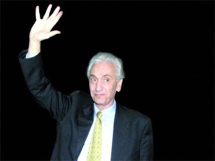 Il convoque le 5e congrès, renonce à la présidence du FFS et crée sa fondation ,Aït Ahmed passe le témoin