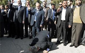 Le chef du Hamas ,à Ghaza pour la première fois,Khaled Mechaal embrasse le sol palestinien