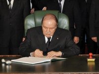 Le président Bouteflika signe la loi de finances 2013