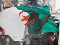 lever du drapeau algerien sur le fronton de l’histoire