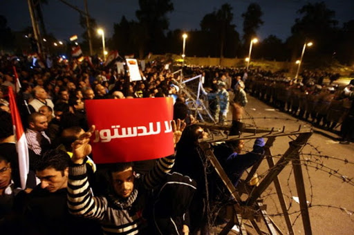 Morsi quitte le Palais encerclé par les manifestants