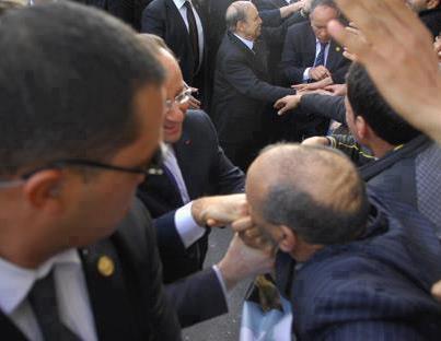 Sassi : “J’ai embrassé la main de Hollande parce que propre”