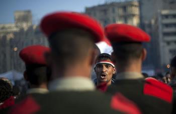 Sous l&rsquo;oeil vigilant de l&rsquo;armée,Les pro et anti-Morsi fourbissent leurs armes