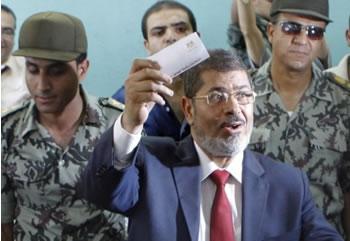 Une Egypte divisée votait sur un projet de Constitution