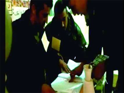 Vidéo montrant la fraude électorale à Tébessa, Trois militants FLN arrêtés