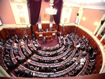 Bouteflika recycle ses ministres au Sénat