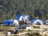 Des Palestiniens continuent d’ériger un village de toile près d’El-Qods