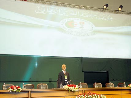 Des sénateurs rejoignent ses opposants, Le magnifique pari perdu de Belkhadem