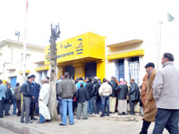 en grève depuis plus d’une semaine le personnel d’algérie poste empêché de marcher à alger