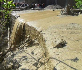 Le véhicule d’un journaliste a failli être emporté par un éboulement à Tizi Ouzou